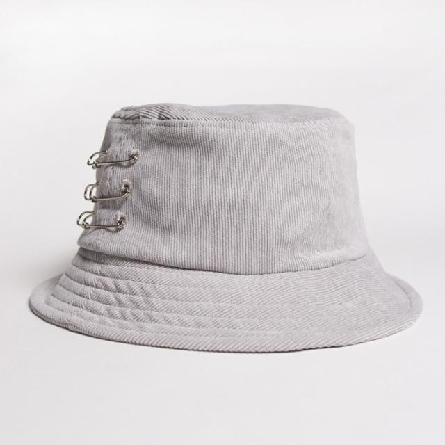 7,双子座双子座的专属渔夫帽是草编的款式,不规则的帽檐带动了整体的