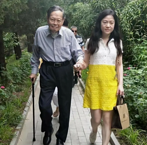 44岁翁帆发福显老,98岁杨振宁却依然精神抖擞,网友:太