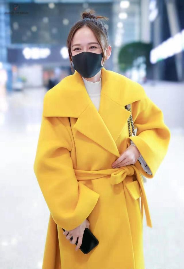 陈乔恩恋爱后更迷人,穿黄色大衣配丸子头超减龄,41岁仍似少女