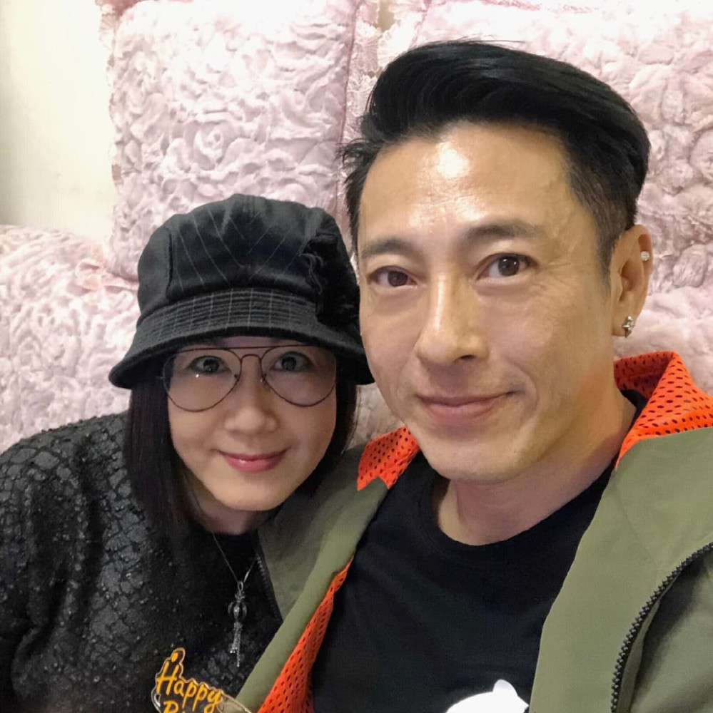店里的生意实在太忙了,加上受不可抗力影响,吕颂贤没办法回港为妻子