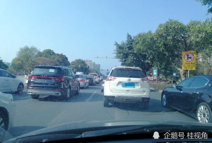 实拍:广东多条出城高速堵车,蠕动前进