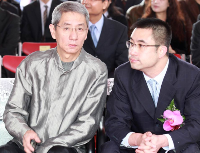 而关颖的母亲蔡淑媛则是蔡辰洋的妹妹,蔡伯府和关颖是表兄妹.