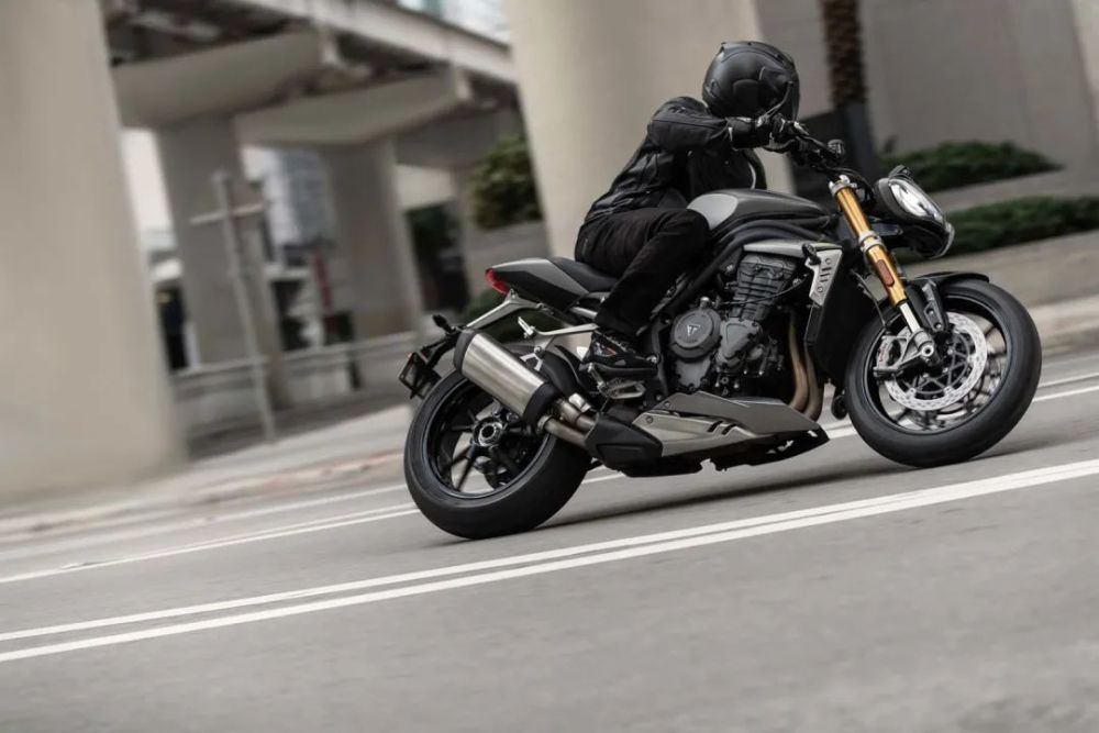 三缸西装暴徒,凯旋speed triple 1200 rs正式发布