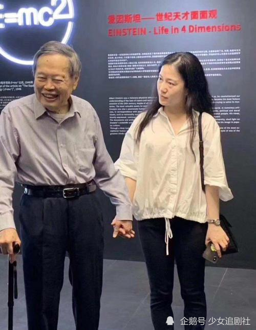 16年前,28岁的翁虹嫁给了82岁的杨振宁,现今脸上没了当初纯真的笑容