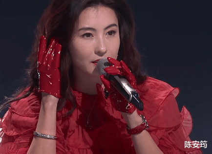 站在浪姐2的舞台,张柏芝演唱《星语心愿》,勾起无数人