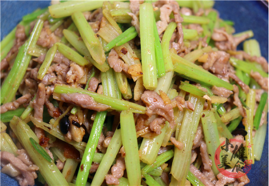 年夜饭分享:芹菜好吃有诀窍,招待客有面子,一次一大盘不够吃