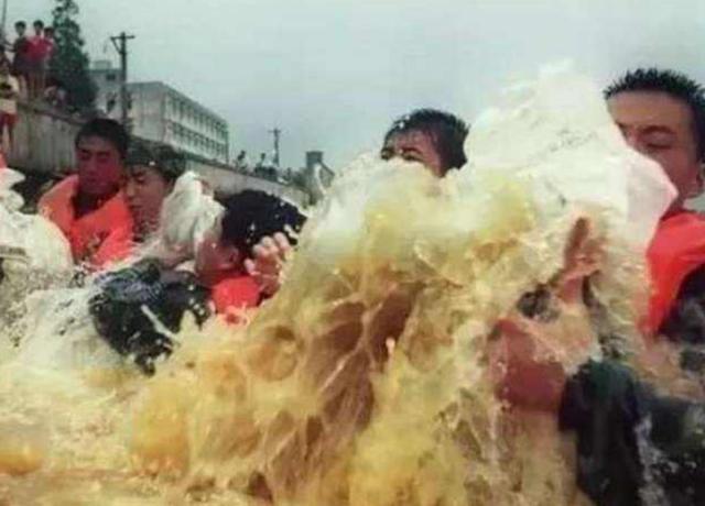 1998年特大洪水,老百姓跪地哭喊:求你们别跳了,房子我们不要了