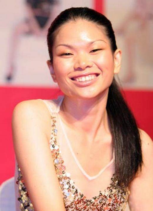 她是中国第一丑模,误打误撞嫁给法国富豪,8岁儿子酷似