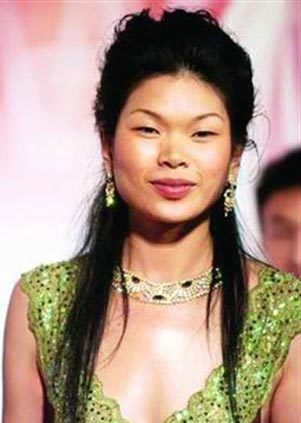 她是中国第一丑模,误打误撞嫁给法国富豪,8岁儿子酷似
