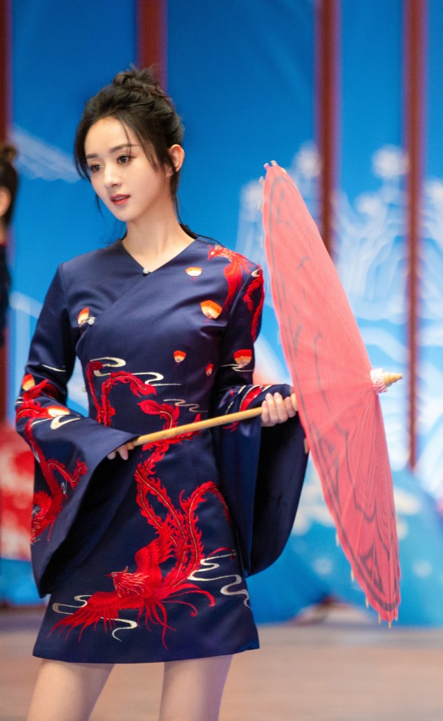 赵丽颖写真,身穿凤凰天灯国风旗袍,手拿折纸伞,甜美动人