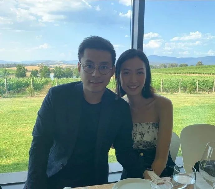 霍启山弟弟与女友现身,曾花心疑致旧爱轻生,今变专一和新欢当街甜蜜