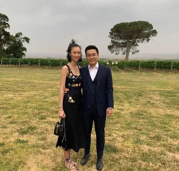 霍启山弟弟与女友现身,曾花心疑致旧爱轻生,今变专一和新欢当街甜蜜