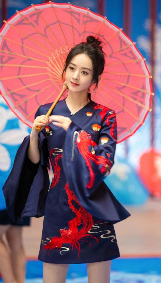 赵丽颖工作室发出的国风花絮视频,在视频里我们可以清晰看到,赵丽颖是