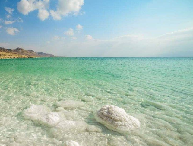 死海,是世界最低的湖泊,地处以色列,巴勒斯坦以及约旦三国交界处,其