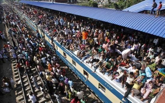 印度火车真的都挤满了人?印度最真实的火车样貌,你敢相信吗?