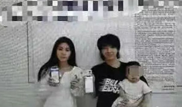 华晨宇一家三口合照曝光,为娃取了"亲子名",女儿是特别的礼物