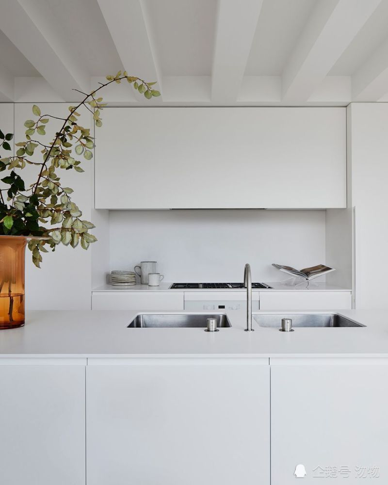 3 极简主义厨房的材料必须光滑干净,这样会让空间更加温暖舒适.