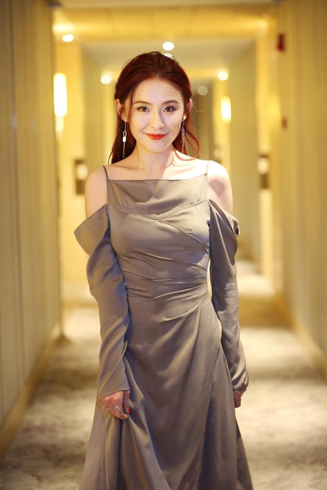 由于热依扎是哈萨克族,所以在相貌上跟北京城里长大的孩子肯定不一样