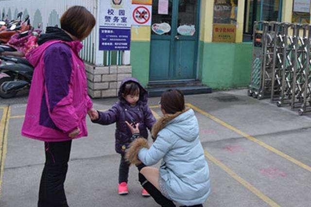 陌生人直接抱走孩子,妈妈阻挠反被冤枉成人贩子,还好娃机智自救