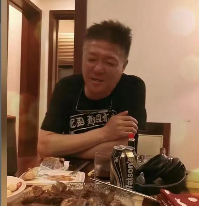 歌手姜育恒少见露面,在酒店吃外卖被曝光,整个人显得