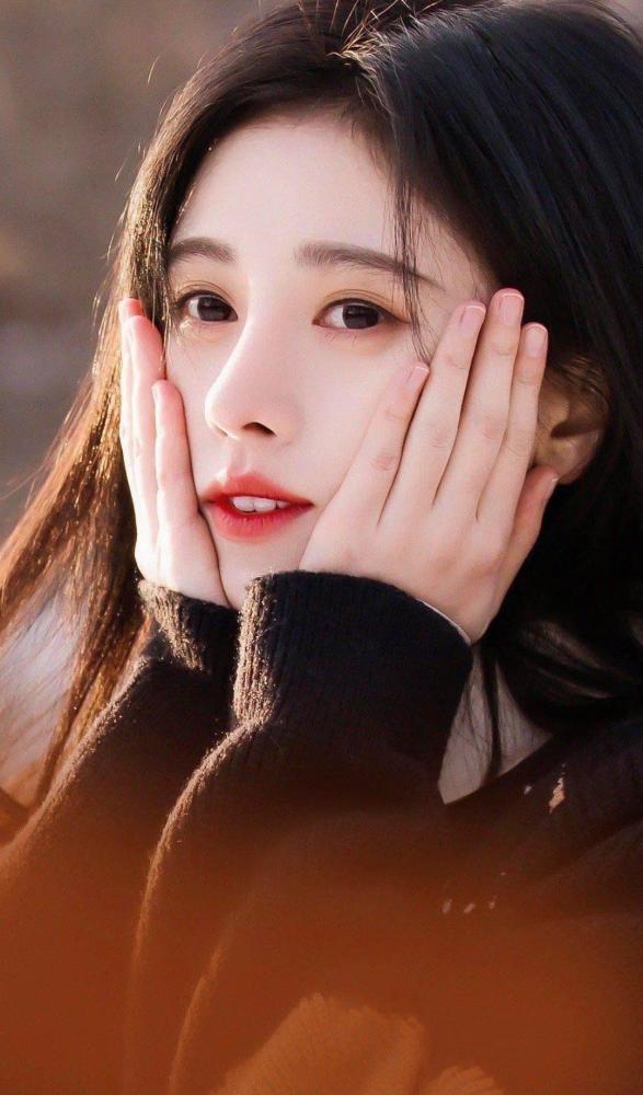 鞠婧祎参加春晚彩排,离开美颜待遇,真正长相曝光