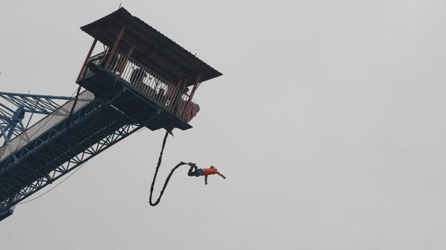 世界最高的蹦极台,就在中国贵州,370米,敢不敢试试呢?