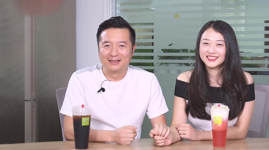 刚开始,俩人分工明确,彭心搞产品,赵林看装修.