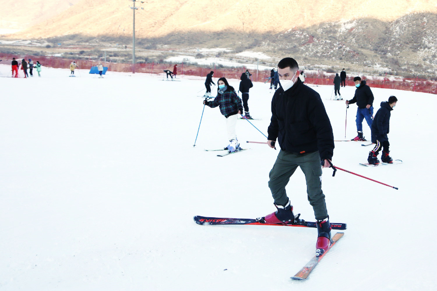 游客在拜城滑雪场滑雪.