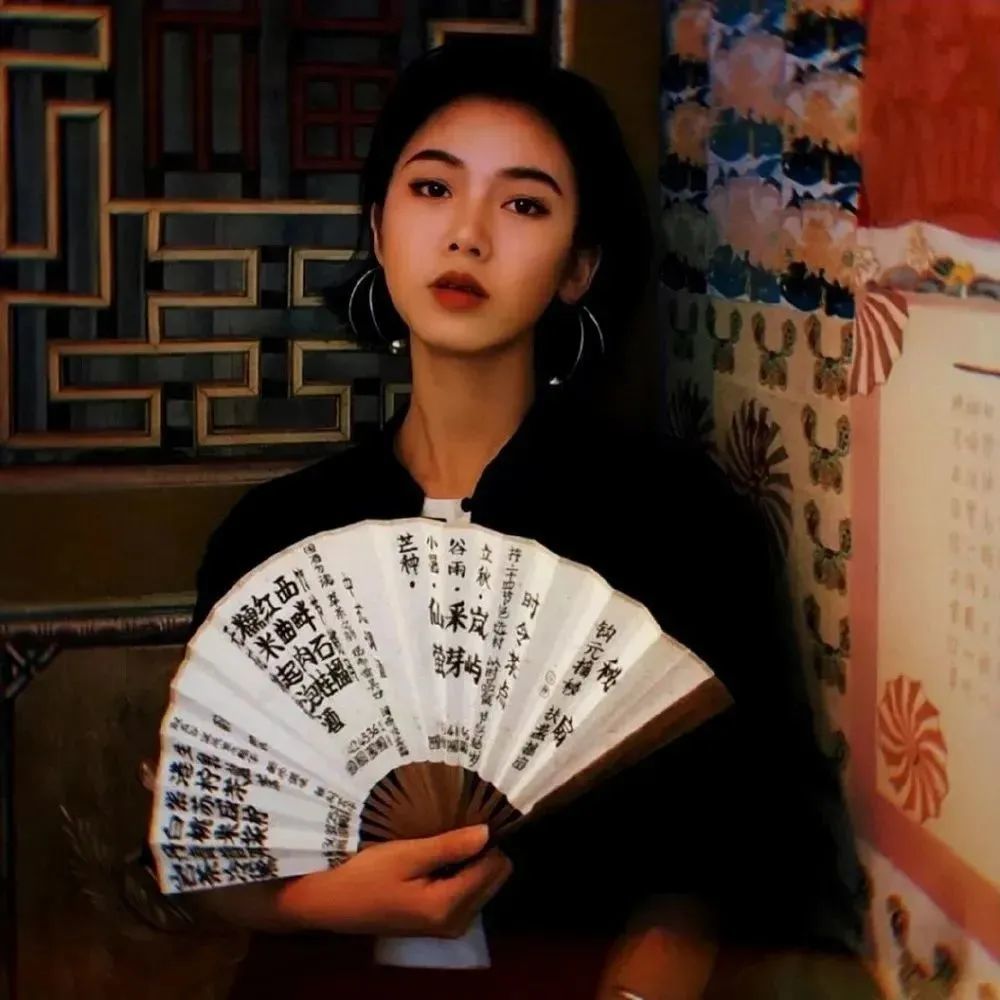 西装革履,女生头像