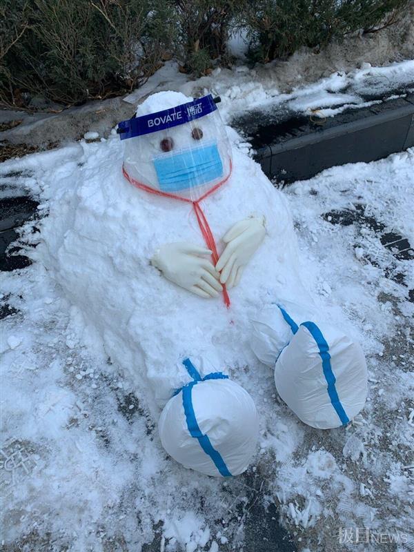 有心了4人堆出大雪人累倒的大白致敬抗疫工作者