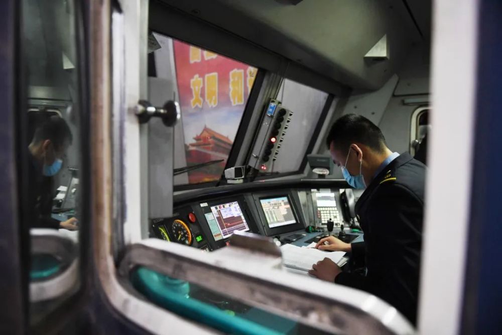 重庆多少人口2021年_2020年人口多少亿(3)