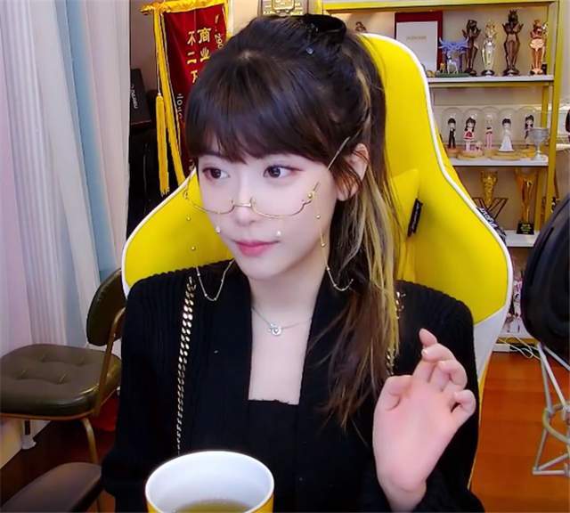 周淑怡泳装跪键盘,呆萌jk倒立洗头,最后他这个惩罚我是真服了