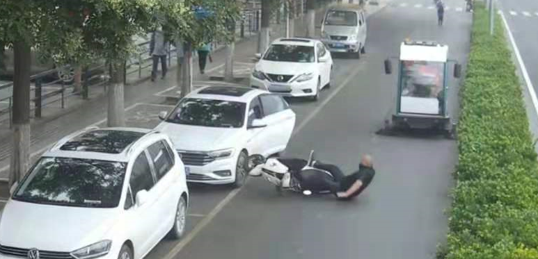 北京门头沟:开车门不幸撞死后方骑摩托车男子,法官这样判