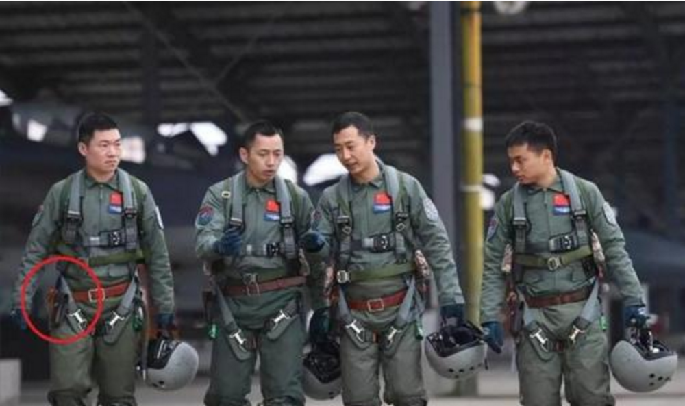 中国空军飞行员配枪吗军迷连手榴弹和突击步枪都有是真的吗