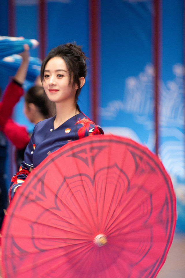 赵丽颖国风旗袍配上俏皮丸子头,手持红伞,惊艳绝美