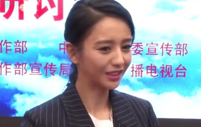 佟丽娅再怎么营销成新疆女神,采访原图一出,皮肤黝黑普通一人!