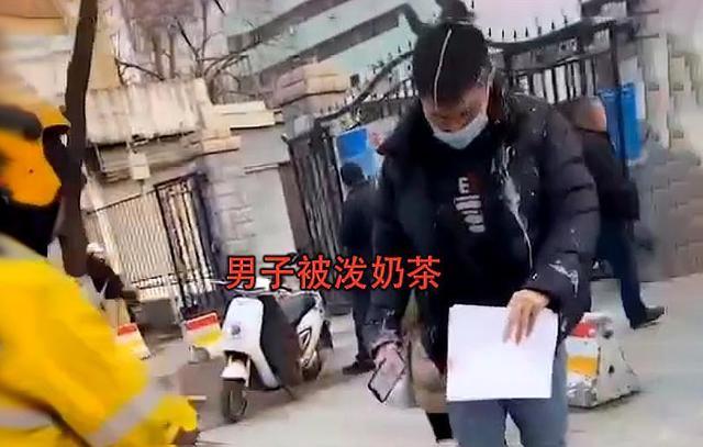山东济南:一外卖小哥给"渣男"泼奶茶,网友"为好评啥都敢干啊!