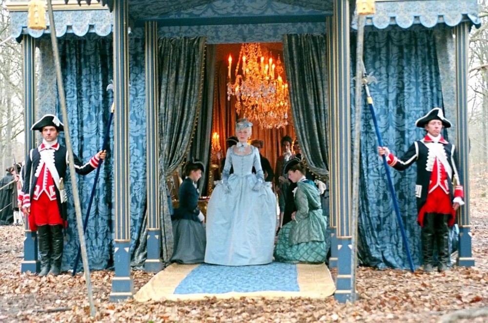 《绝代艳后》:断头皇后玛丽奢华的生活,一场洛可可服饰的视觉盛宴
