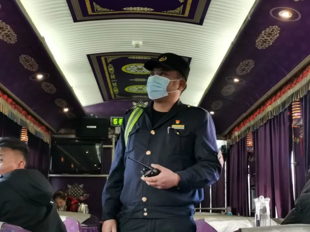 春运首日,西宁车辆段z8801次检车员在巡视车厢设备设施