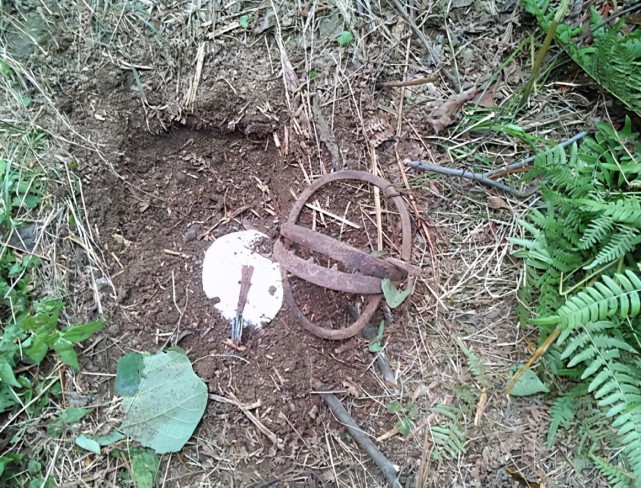 广西男子深山钓鱼却差点成"猎物",误踩兽夹,一公分雨靴被刺穿