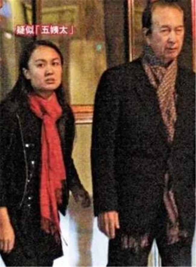 赌王不相信她的话,选择了相信邓咏诗,认为她和初恋男友苏炳龙是兄妹情