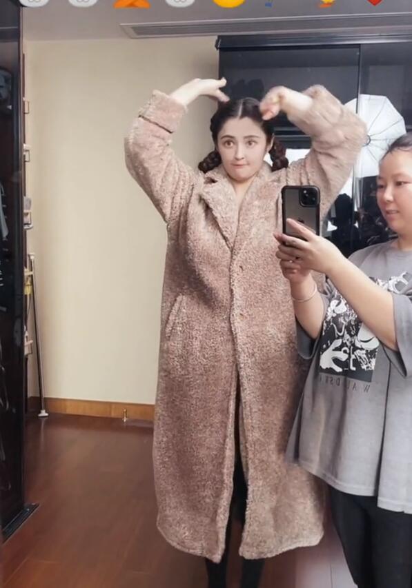 演员李心艾减肥失败,对镜子自拍超显胖,被助理调侃:像大狗熊!