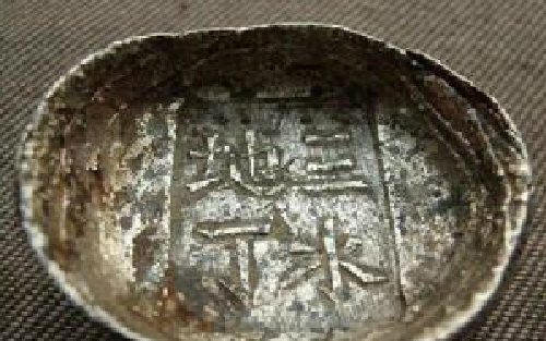 古代银子的真实面貌:黑不溜秋,全是牙印,别再被电视剧