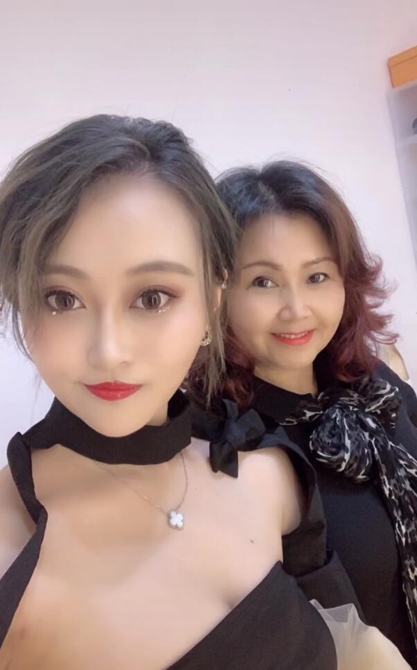 孙侨潞意外去世,妈妈忍痛晒与女儿生前合影悼念:想你