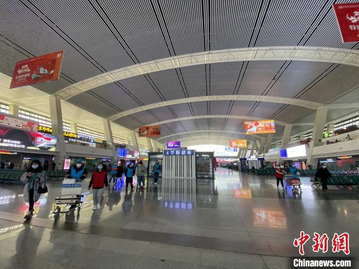 西宁火车站:春运首日客流减少 服务升级