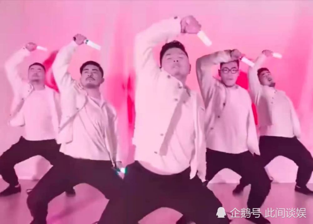 近日,熊猫团成员还翻跳了唱跳偶像男子天团exo的唱跳曲目《前夜》.