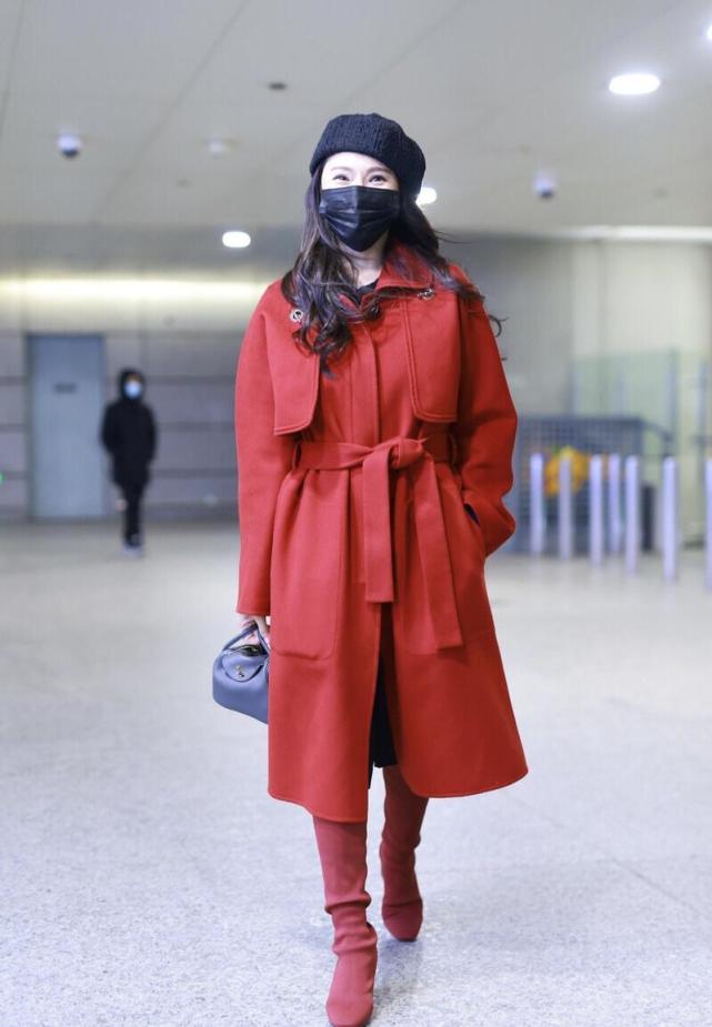 伊能静衣服了得,穿红色大衣走机场气质全开,高级时髦又减龄