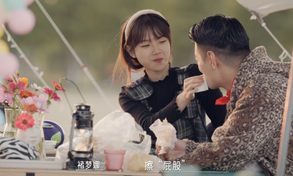 更让人佩服的是,褚梦娜还主动给王天奇擦嘴,并且对王天奇说,自己在给