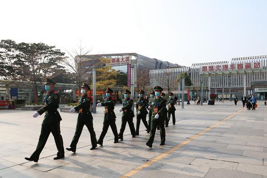 春运首日 武警深圳支队奋战在执勤一线