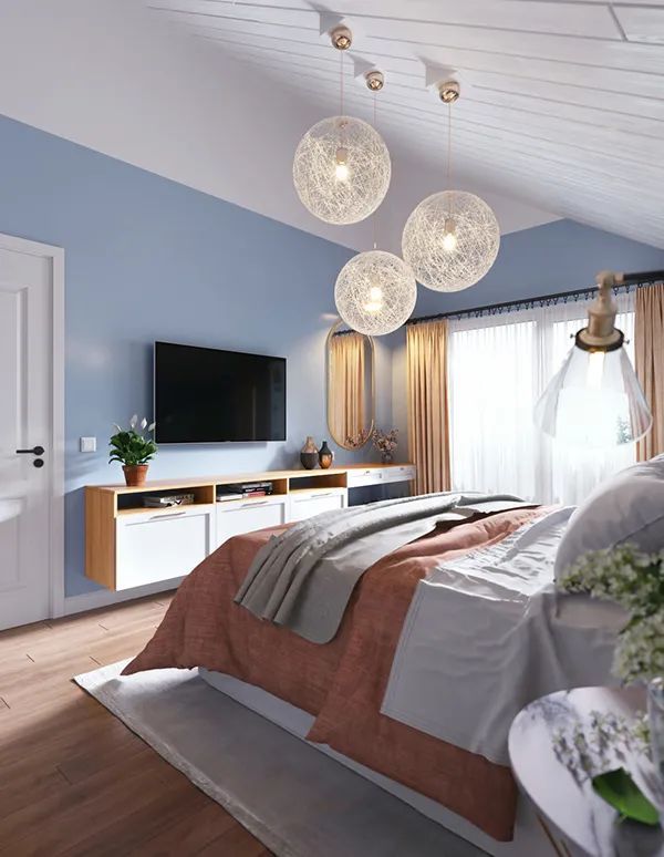 客厅摆一套绿色沙发,卧室坡屋顶做蓝色墙板,68㎡公寓
